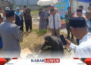 Wardani Murad Bersama Suami Letakan Batu Pertama Pembangunan Masjid Al-Karim