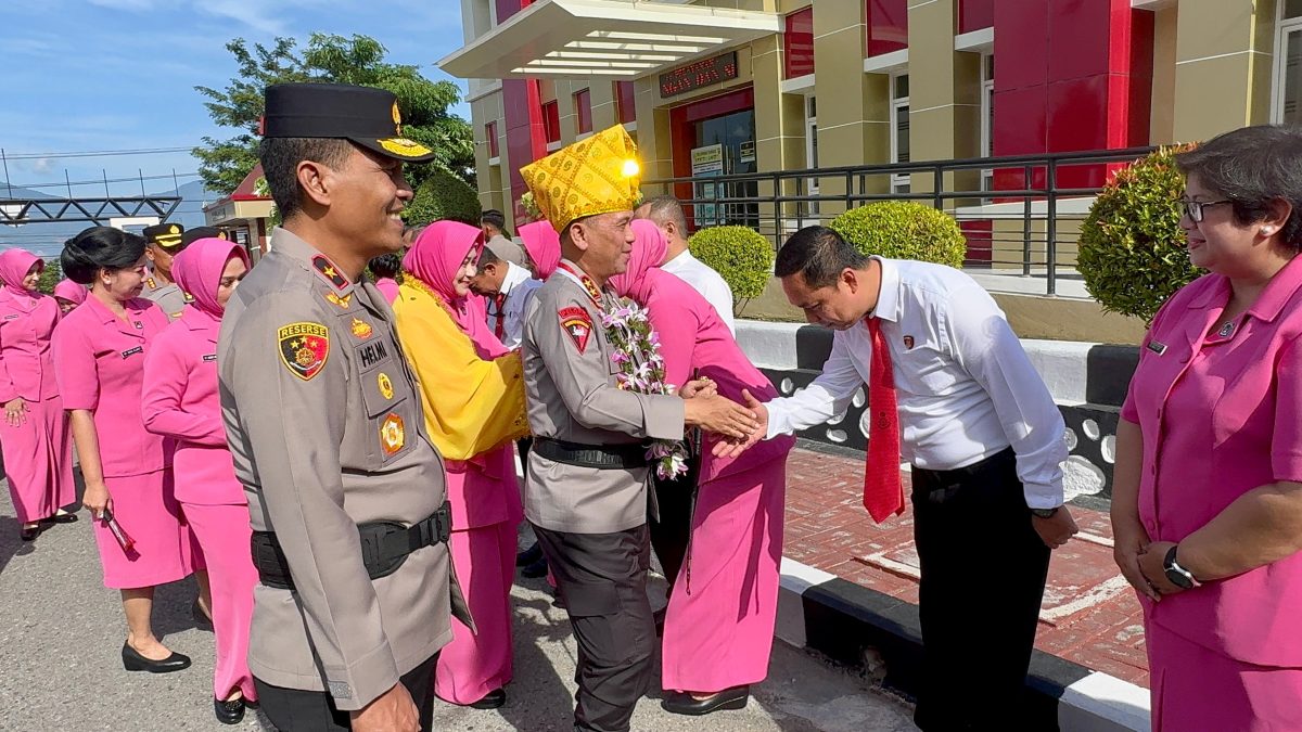Tradisi Adat Kaili Sambut Langkah Pertama Irjen Endi Sutendi sebagai Kapolda Sulteng