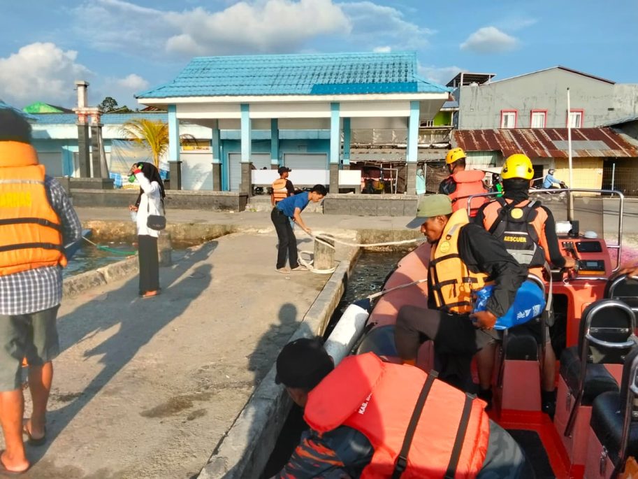 Pos SAR Luwuk Evakuasi Long Boat Mati Mesin di Perairan Bangkep, Seluruh Penumpang Selamat