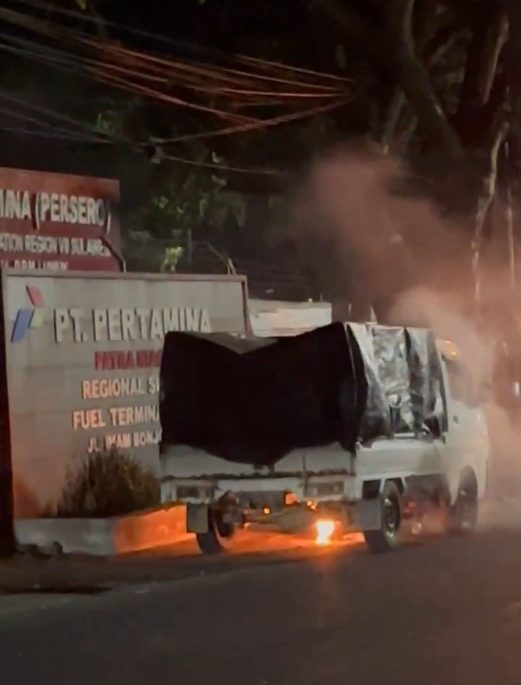 Polisi Olah TKP Mobil Pengangkut BBM Ilegal