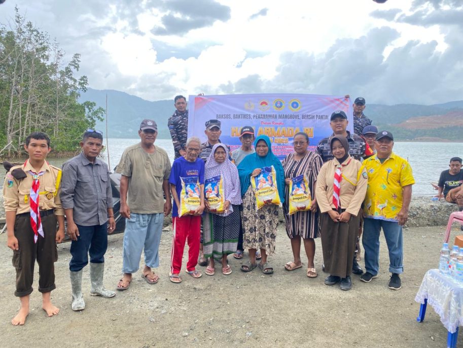 Peringati Hari Armada RI Tahun 2025, Posal Luwuk Lanal Palu Gelar Baksos dan Penanaman Mangrove di Siuna