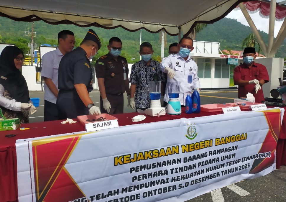 Kejari Banggai Musnahkan Barang Rampasan Pidum, Sabu hingga Senjata Tajam Dimusnahkan