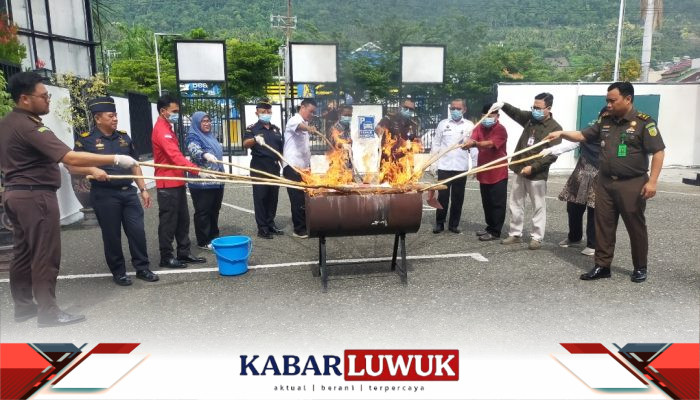 Kejari Banggai Musnahkan Barang Rampasan Pidum, Sabu hingga Senjata Tajam Dimusnahkan