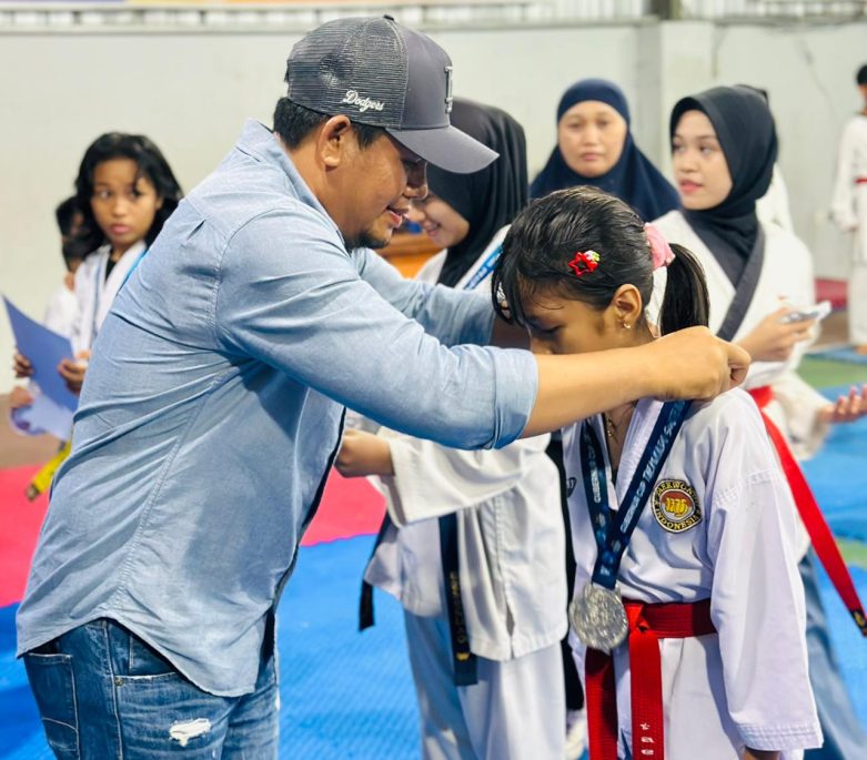 Ketua BTC Beri Bonus 13 Atlet Peraih Medali di Open Turnamen Taekwondo Gubernur Cup