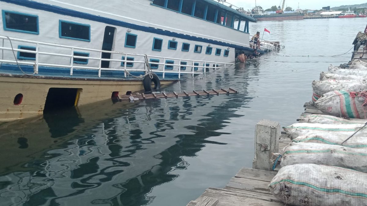 KM Sumber Raya 03 Karam di Pelabuhan Rakyat Luwuk, Diduga Akibat Bongkar Muat Tak Seimbang