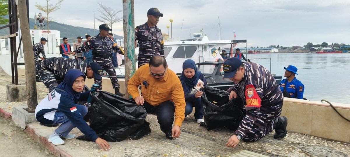Melaksanakan Arahan Presiden RI, Lanal Palu Bersama Posal Jajaran Laksanakan Aksi Bersih Pantai