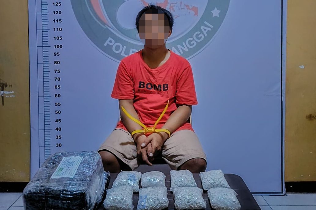Polres Banggai Kerjasama BPOM Luwuk Ciduk Pria Ambil Paket Ribuan THD di Jasa Ekspedisi