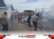 Kebakaran di Tanjungsari Luwuk, Polisi Bantu Padamkan Api dan Amankan Lokasi