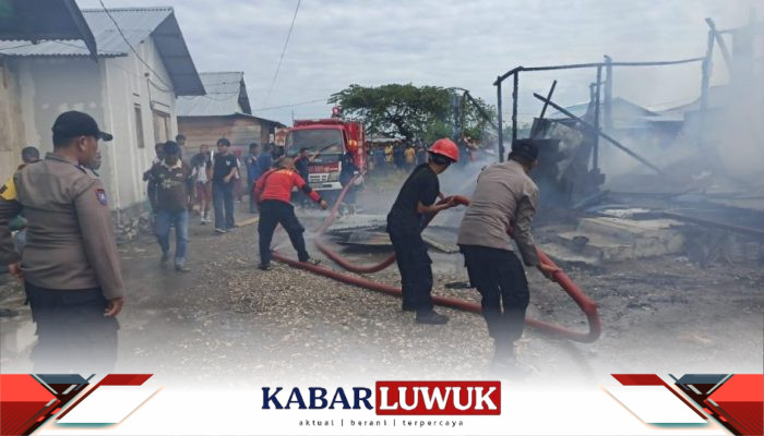 Kebakaran di Tanjungsari Luwuk, Polisi Bantu Padamkan Api dan Amankan Lokasi