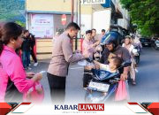 Polres Banggai Bersama Mahasiswa Berbagi Takjil, Satukan Langkah di Bulan Suci Ramadhan