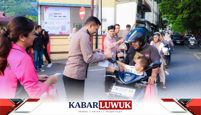 Polres Banggai Bersama Mahasiswa Berbagi Takjil, Satukan Langkah di Bulan Suci Ramadhan