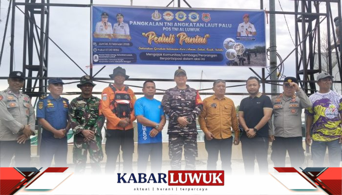 Lanal Palu Pos AL Luwuk Laksanakan Gerakan Indonesia ASRI, Bersihkan Pantai Teluk Lalong