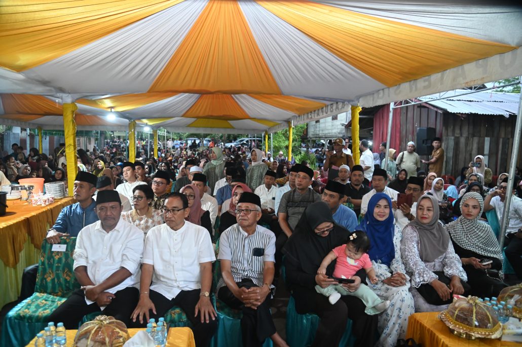 Gubernur Anwar Hafid Buka Puasa Bersama Pemkab Sigi, Serahkan Rumah Bantuan dan Sembako untuk Warga