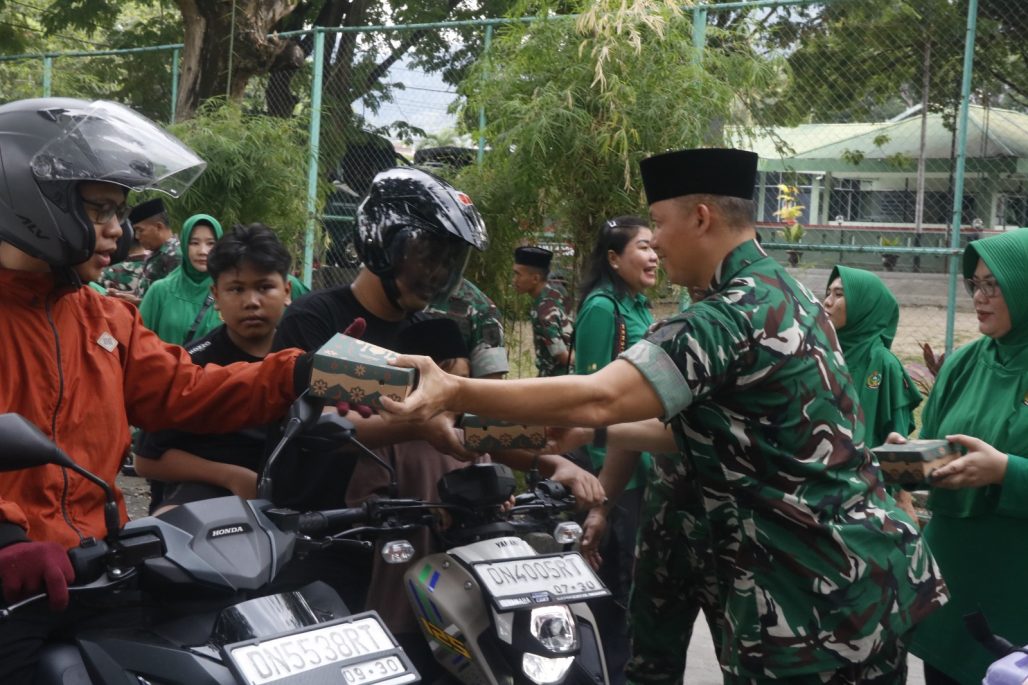 Kodim 1308/LB Bagi Takjil Kepada Masyarakat //jdl