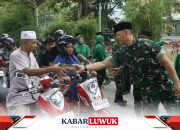 Kodim 1308/LB Bagi Takjil Kepada Masyarakat