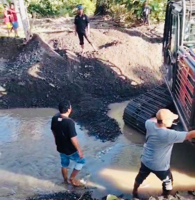 Gerindra Banggai Peduli, Sulianti Murad Kerahkan Excavator Normalisasi Sungai Pangkalaseang