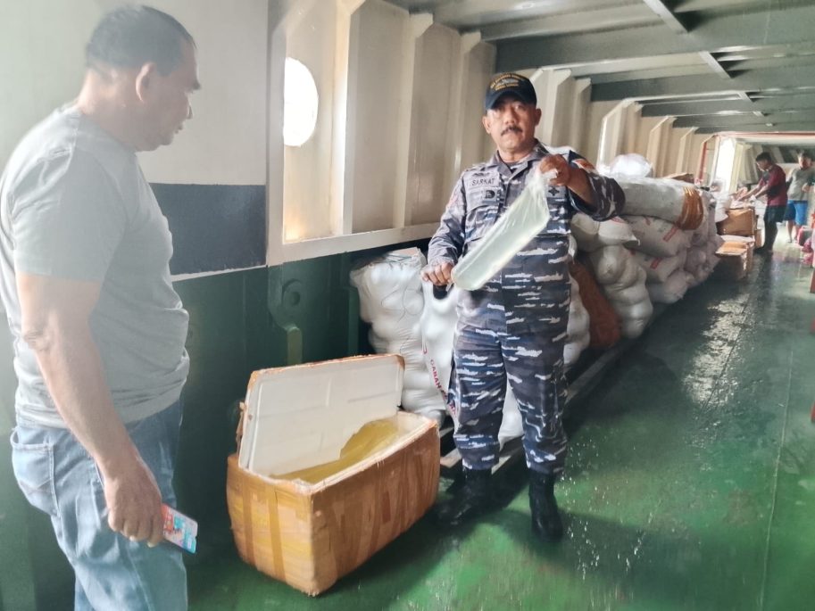 Pos TNI AL Luwuk Lanal Palu Gagalkan Penyelundupan Miras Jenis Cap Tikus Sebanyak 30 Bungkus