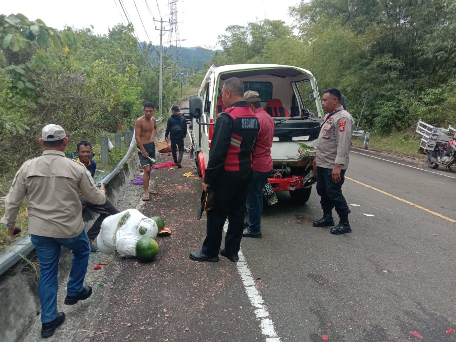 Polisi Evakuasi Mobil Pick up, Alami Kecelakaan Tunggal di Jalan Lingkar Luwuk-Batui