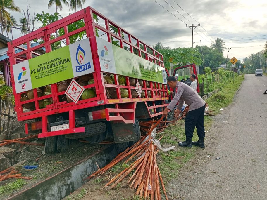 Truk Gas LPG Tabrak Dua Pagar Rumah di Kintom