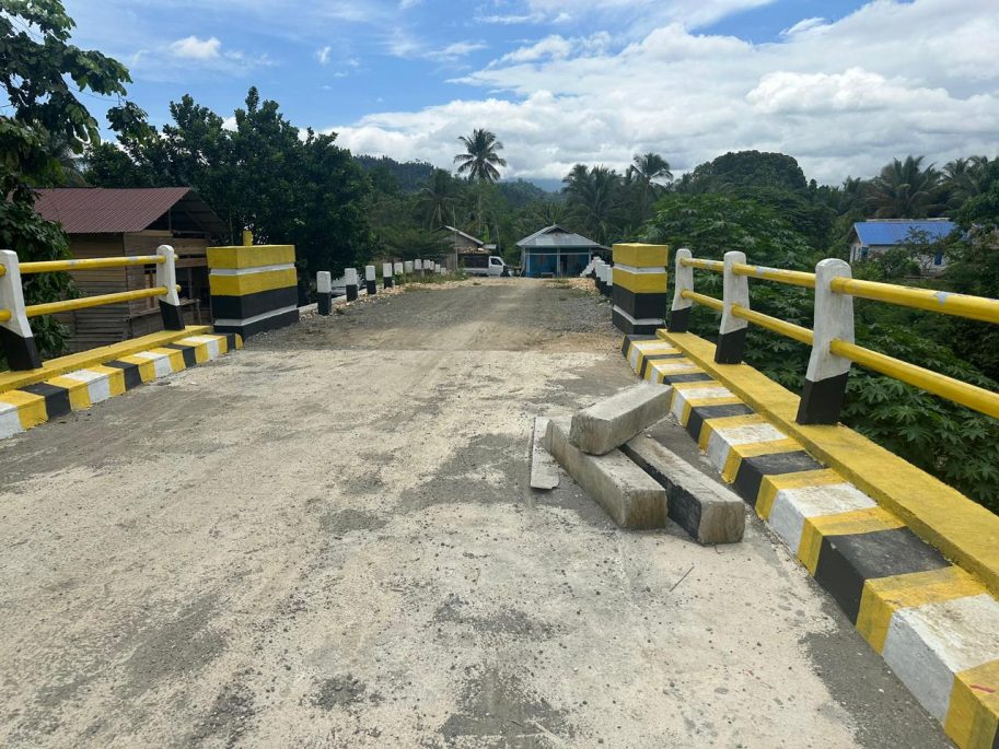 Rp4 Miliar Digelontorkan, Jembatan Baya Baru 3 Bulan Sudah Kusam, Oprit Dinilai Tak Sesuai Standar