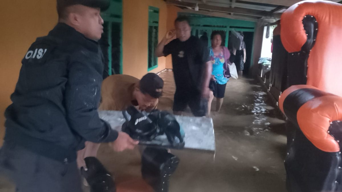 Respon Cepat Polsek Nuhon Bantu Evakuasi Masyarakat Terdampak Banjir
