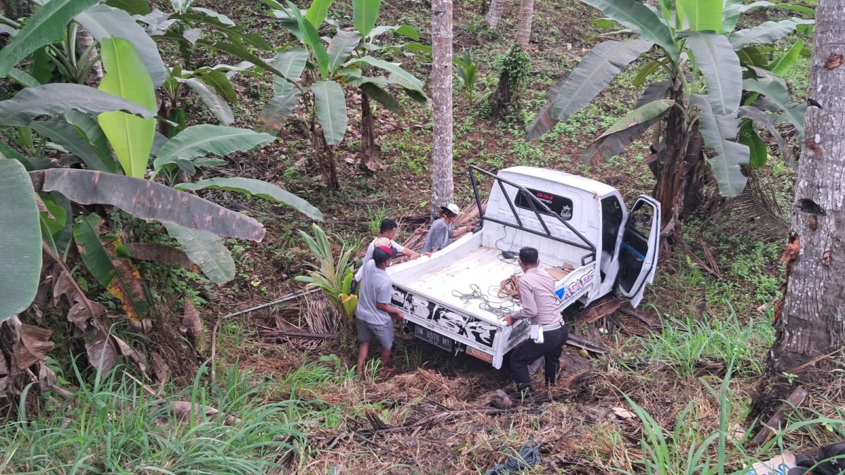 Satlantas Polres Banggai Evakuasi Mobil Terperosok ke Jurang