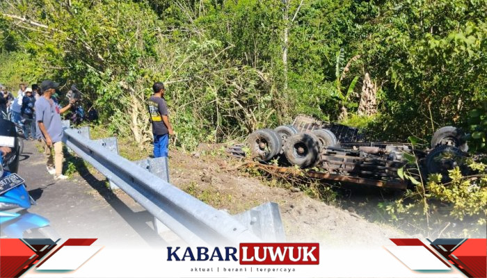 Tronton Muat Pupuk Cair Terguling di Jalan Lingkar Batui-Kintom