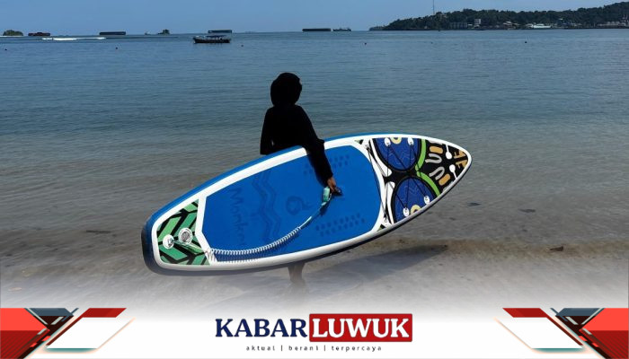 Serunya Naik Paddle Board di Pantai Nirwana Padang