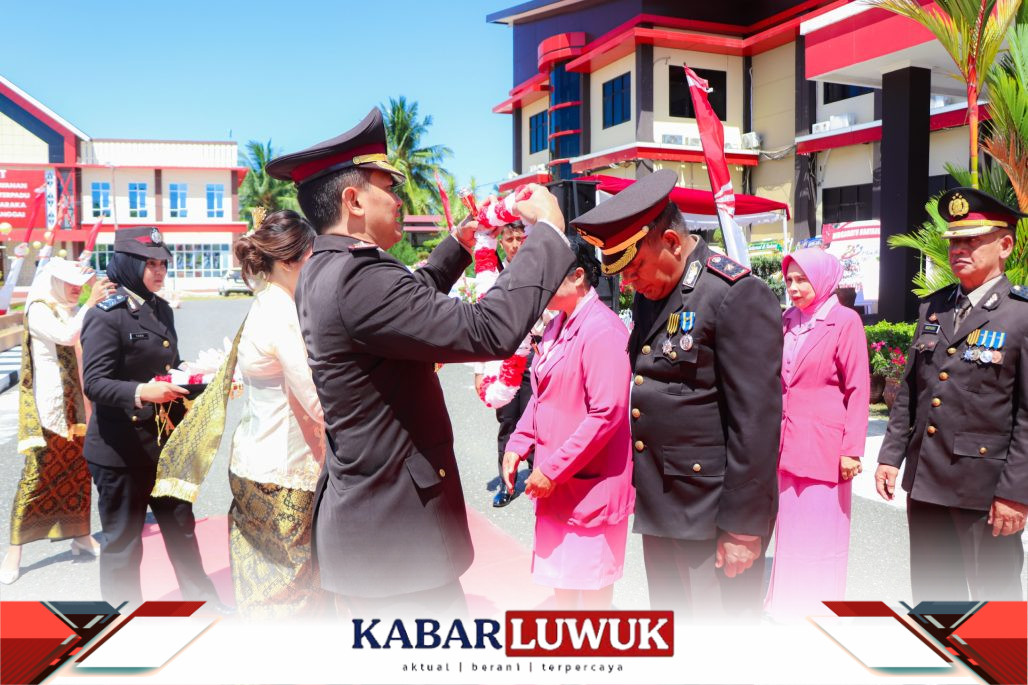 Penuh Haru, Purnawirawan Polres Banggai Dilepas dengan Upacara Pedang Pora