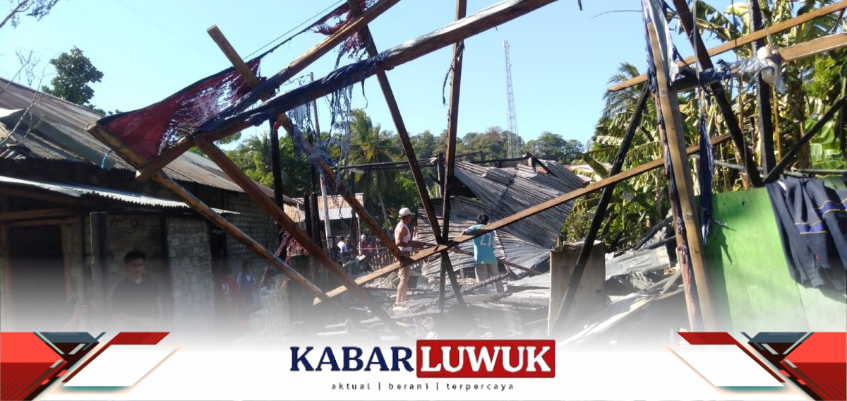 Rumah Warga Tower Terbakar, Masyarakat dan Polisi Berjibaku Padamkan Api
