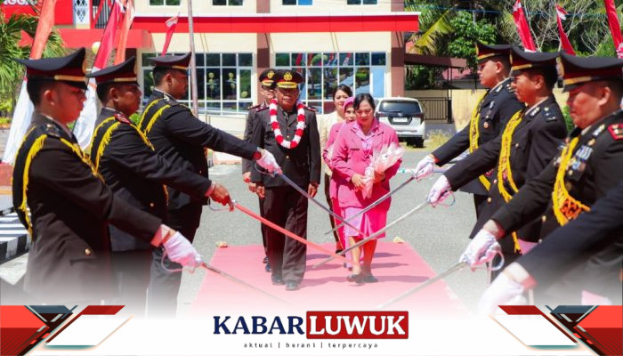 Penuh Haru, Purnawirawan Polres Banggai Dilepas dengan Upacara Pedang Pora