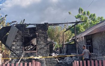 Rumah Warga Tower Terbakar, Masyarakat dan Polisi Berjibaku Padamkan Api