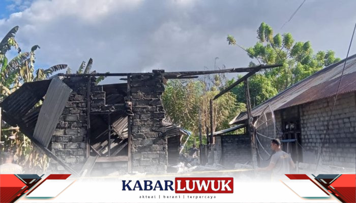 Rumah Warga Tower Terbakar, Masyarakat dan Polisi Berjibaku Padamkan Api