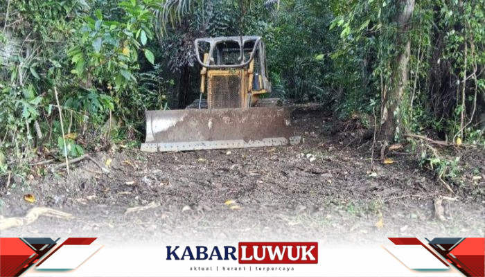 PT KLS Kerahkan Alat Berat Perbaiki Jalan Di Desa Lauwon