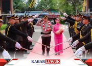 Tradisi Pedang Pora dan Adat Iringi Penyambutan Kapolresta Banggai yang Baru