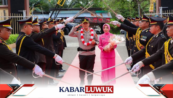 Tradisi Pedang Pora dan Adat Iringi Penyambutan Kapolresta Banggai yang Baru