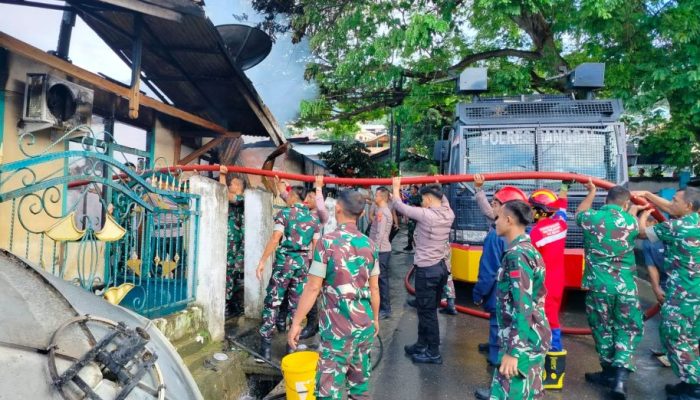 Kendaraan Taktis AWC Polresta Banggai Terjun Padamkan Kebakaran Rumah di Jalan Imam Bonjol Luwuk
