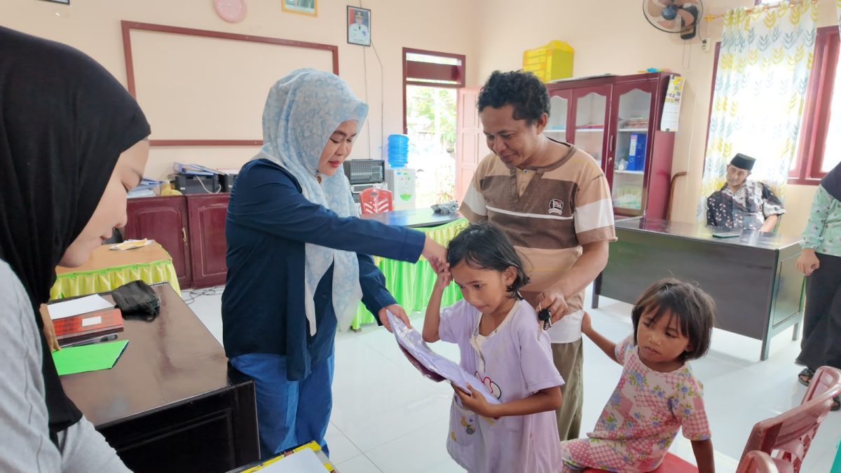 Wardani Murad Gunakan Dana Pribadi Bagikan Seragam SD dan SMP di Luwuk Utara, Luktim dan Pagimana