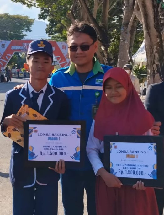 Bupati Banggai Serahkan Hadiah Lomba Rangking Satu PT PAU di HUT RI Ke-81