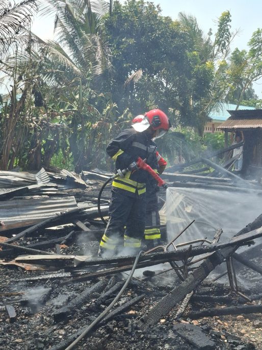 Respons Cepat DSLNG, Tim Damkar Bantu Tangani Kebakaran Rumah Warga di Bakung