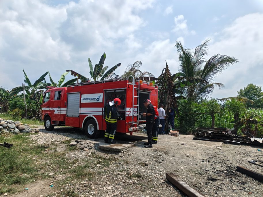 Respons Cepat DSLNG, Tim Damkar Bantu Tangani Kebakaran Rumah Warga di Bakung