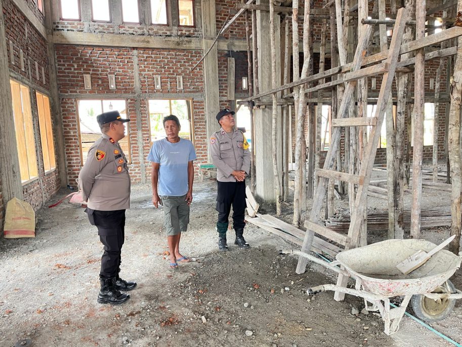Jumat Curhat, Kapolsek Lamala Sumbang 14 Sak Semen Untuk Pembangunan Masjid Babul Khair