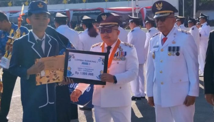 Bupati Banggai Serahkan Hadiah Lomba Rangking Satu PT PAU di HUT RI Ke-81