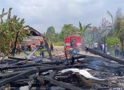 Respons Cepat DSLNG, Tim Damkar Bantu Tangani Kebakaran Rumah Warga di Bakung