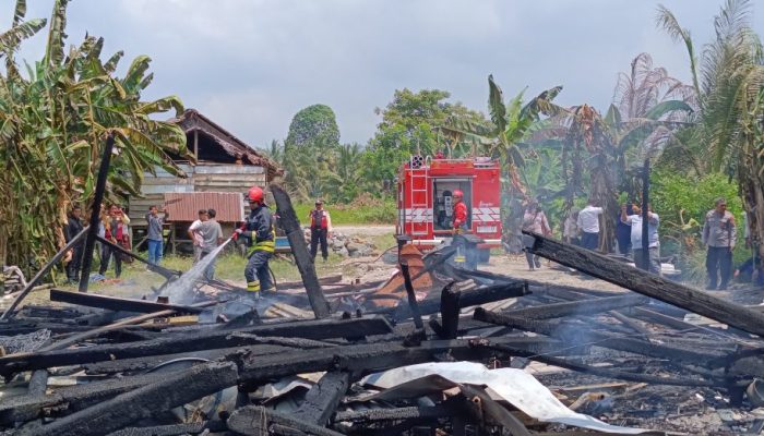 Respons Cepat DSLNG, Tim Damkar Bantu Tangani Kebakaran Rumah Warga di Bakung