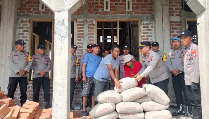 Jumat Curhat, Kapolsek Lamala Sumbang 14 Sak Semen Untuk Pembangunan Masjid Babul Khair