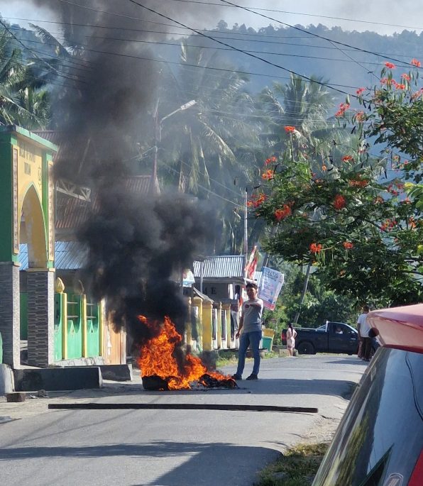 Polsek Luwuk Redam Aksi Warga Blokade Jalan Terkait Penyaluran Air Bersih di Desa Tontouan