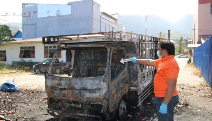 Polisi Olah TKP Kebakaran Truck di Belakang Total Mart Luwuk