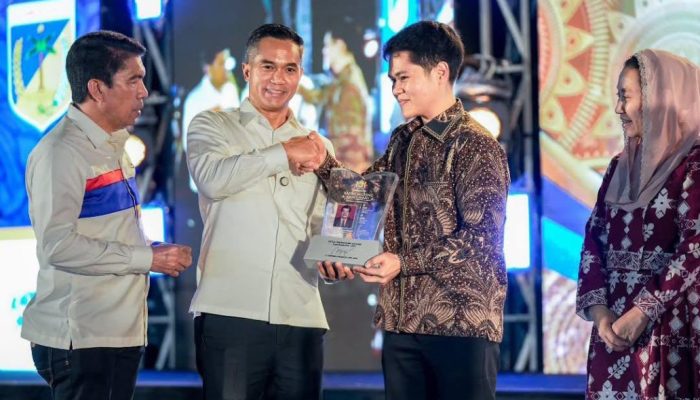 Almarhum Murad Husain Raih Penghargaan Legacy Award dari KADIN Indonesia