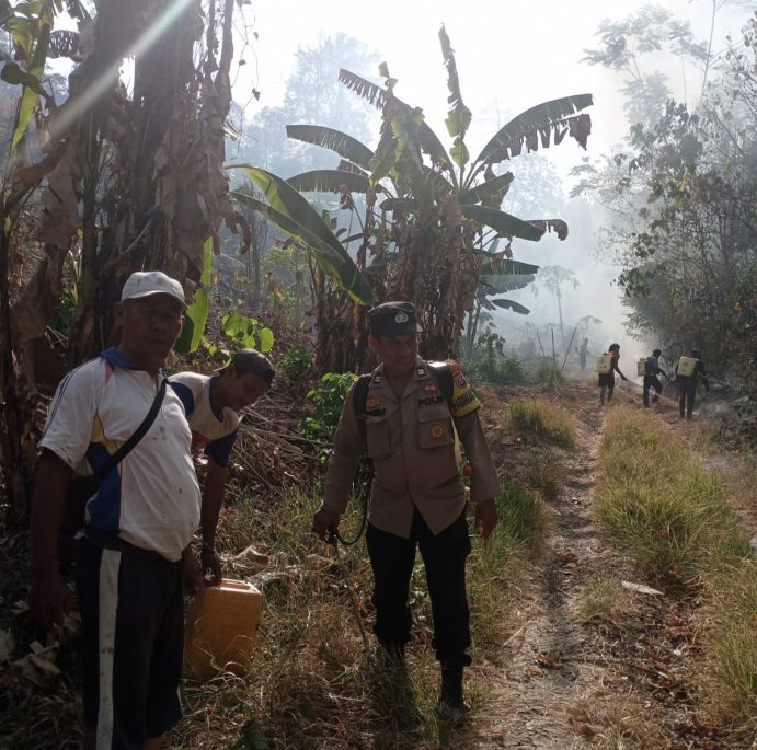 Polisi dan Warga Bahu Membahu Padamkan Karhutla di Buon Mandiri
